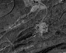 Photo de 1999 montrant l'autoroute abandonnée et la route qui la remplace.