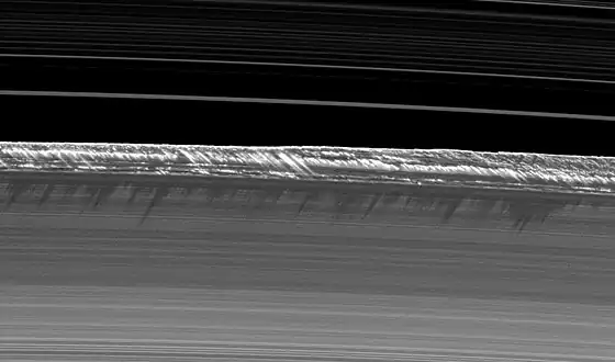 Des structures verticales culminant à 2,5 km sont visibles en bordure de l'anneau B.