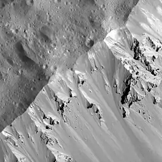 Flanc du cratère Occator sur (1) Cérès (sonde Dawn, 2018).