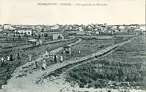 Dès la fin du XIXe siècle se construisent des lotissements à Stains, tels celui-ci, qui est manifestement mal viabilisé : le chemin n'est que de la boue.