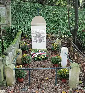 Tombe de Pierre Lefort au cimetière de La Madeleine d'Amiens, restauré en 2013 par les Amis de la Madeleine.