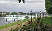 Point d'escale fluviale de Poissy. Cet appontement est utilisé par les navires de croisière de Paris à Honfleur.