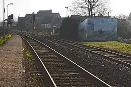 Photo montrant le quai de la halte, en 2008.