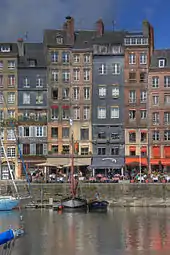 Vieux bassin de Honfleur : maisons du quai Sainte-Catherine.