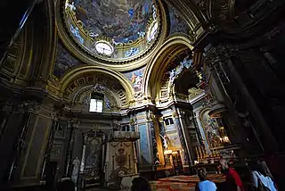 Le dôme et les 16 colonnes de marbre noir de la chapelle royale.