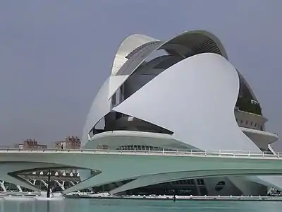 Le palais des Arts Reina-Sofía, dans la Cité des arts et des sciences de Valence (par Santiago Calatrava Valls, 2005).