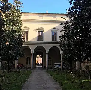 Une des cours du complexe.