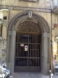 Immeuble typique des lieux.