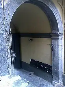 Cour avec l'arc en pépérin.