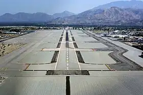 « Short Final Runway 13 Right » - Aéroport international de Palm Springs, approche finale sur la piste 13R.