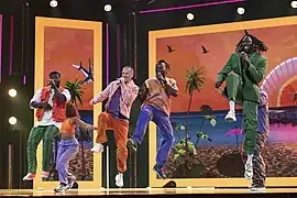 Panetoz interprétant On My Way.