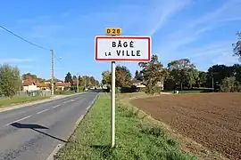 Simple panneau EB10 d'entrée d'agglomération.