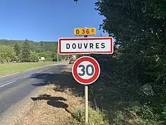 Panneau d'entrée d'agglomération avec panneau B14 à 30 km/h placé sur le même support