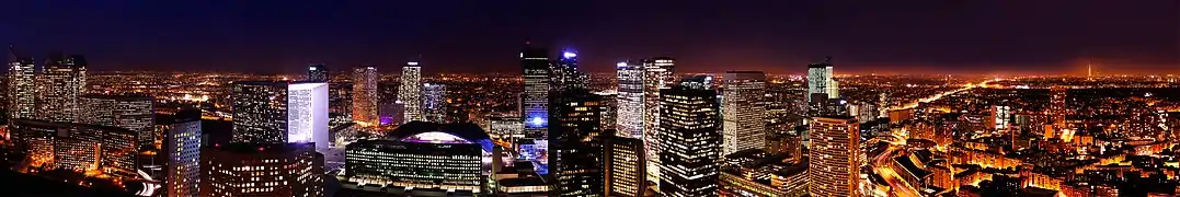 Paris-La Défense, premier quartier d'affaires européen par l'étendue de son parc de bureaux, attire plus de 8 millions de visiteurs chaque année.