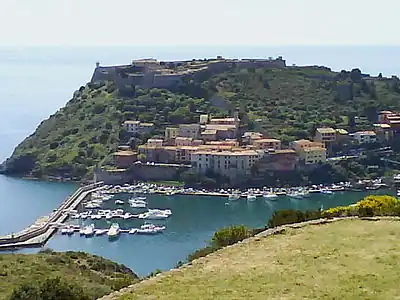 Panorama d'un petit village en bord de mer.