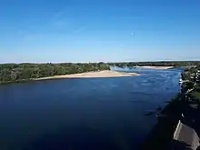 Photographie représentant la confluence de la Loire avec la Vienne vue depuis la terrasse Est du château.