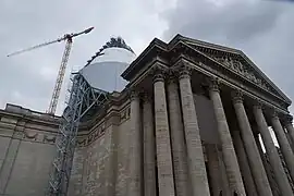 Détail de l'échafaudage et de la grue Potain MDT 178 (flèche : 60 m, charge en bout 1,5 t).