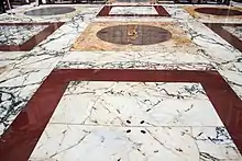 dallage de marbre, alternant des carrés er des cercles