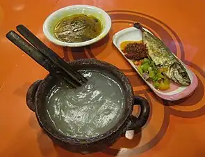 Papeda, kuah kuning (traduction littérale : soupe jaune) et ikan tude bakar (poisson grillé). En sauces : rica-rica (en) et dabu-dabu (en)