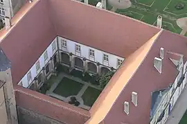 Vue aérienne du cloître du prieuré.