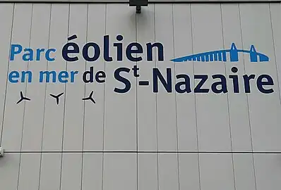 Logo du parc sur la façade de la base de maintenance au port de La Turballe