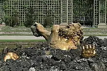 Encelade écrasé sous les rochers, par Gaspard Marsy, au centre de la fontaine.