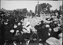Pardon de Saint-Jean-du-Doigt entre 1902 et 1905. Négatif sur verre par Charles Géniaux