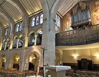 L'orgue d'accompagnement sur la gauche du chœur.