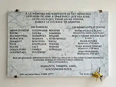 Plaque dans le passage.