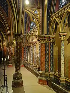 Faux bas-côté sud.