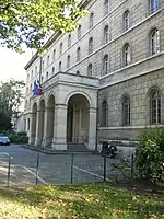 Ancien séminaire Saint-Sulpice au no 9.