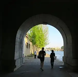 Le port du Louvre au niveau du pont du Carrousel.