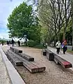 Les bancs Mikado, également critiqués (avril 2023).