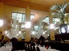 Salle de restaurant et miroirs muraux (2012).