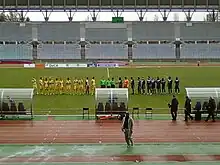 Orléans et Paris FC se saluant avant un match.