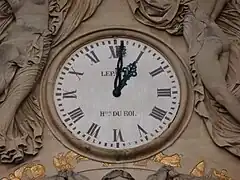 Sur le fronton duPalais du Luxembourg.