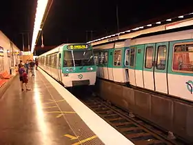 Rame MF 77 arrivant en station et se dirigeant vers Asnières - Gennevilliers - Les Courtilles.