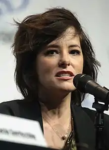 Parker Posey interprète June Harris / Dr. Smith.