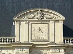 Cadran solaire au-dessus de l'entrée.