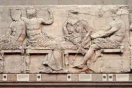 Frise située à l'est représentant quatre dieux assis