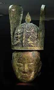 Parure funéraire féminine. Bronze et argent dorés H 23 cm L 21,1 cm, (Masque) H 30,3 cm L 24,4 cm (Coiffe à ailettes). Chine septentrionale (Mongolie intérieure?), 1er quart du XIIe siècle.Dynastie Liao (907-1125). Musée Cernuschi.