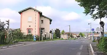 Le passage à niveau no 78 de la ligne de Morcenx à Bagnères-de-Bigorre, avenue de Pau, à Maubourguet.