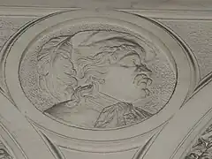 Bas-relief, la tête d'un homme de profil.