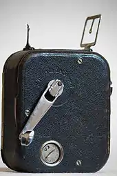 Caméra d’amateur 9,5 mm Pathé-Baby à viseur sport, cadre métallique avec centreur, guidon inversé (1920).