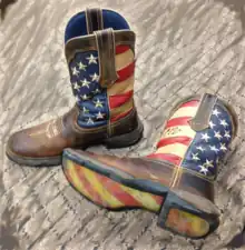 Bottes de cow-boy décorées du drapeau américain.