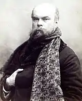 Paul Verlaine posant, cette écharpe enroulée autour du cou.