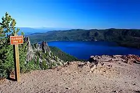Le sommet du pic Paulina avec à l'arrière-plan le lac Paulina.