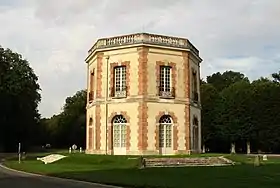 Pavillon de chasse octogonal de la forêt de Dreux (Eure-et-Loir).
