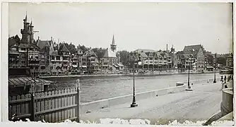 Pavillons du [[Vieux Paris (structure)|]] (photographie de Paul ou Charles Géniaux).