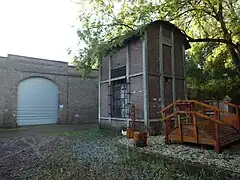 Le magasin et la station de pompage.